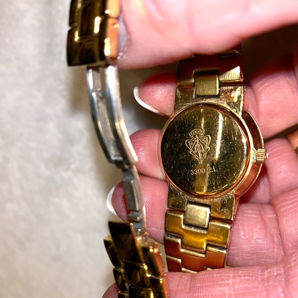 Authentic Women’s Gold Gucci Watch - Picture 4 of 8